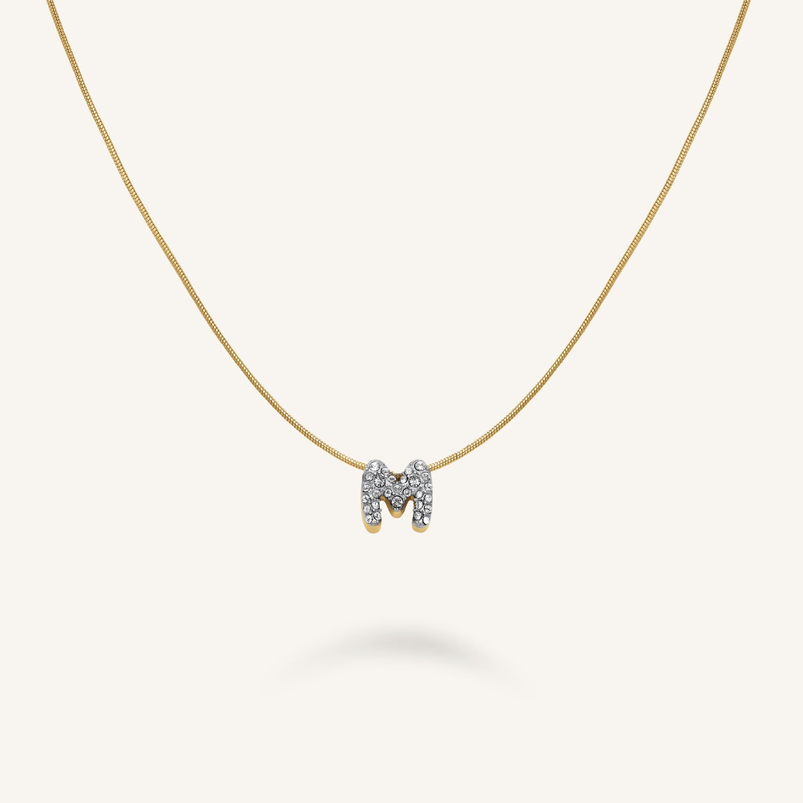 Collana con iniziale M in oro bianco 18kt e diamante 0.02ct Collana con iniziale M in oro bianco 18kt e diamante 0.02ct