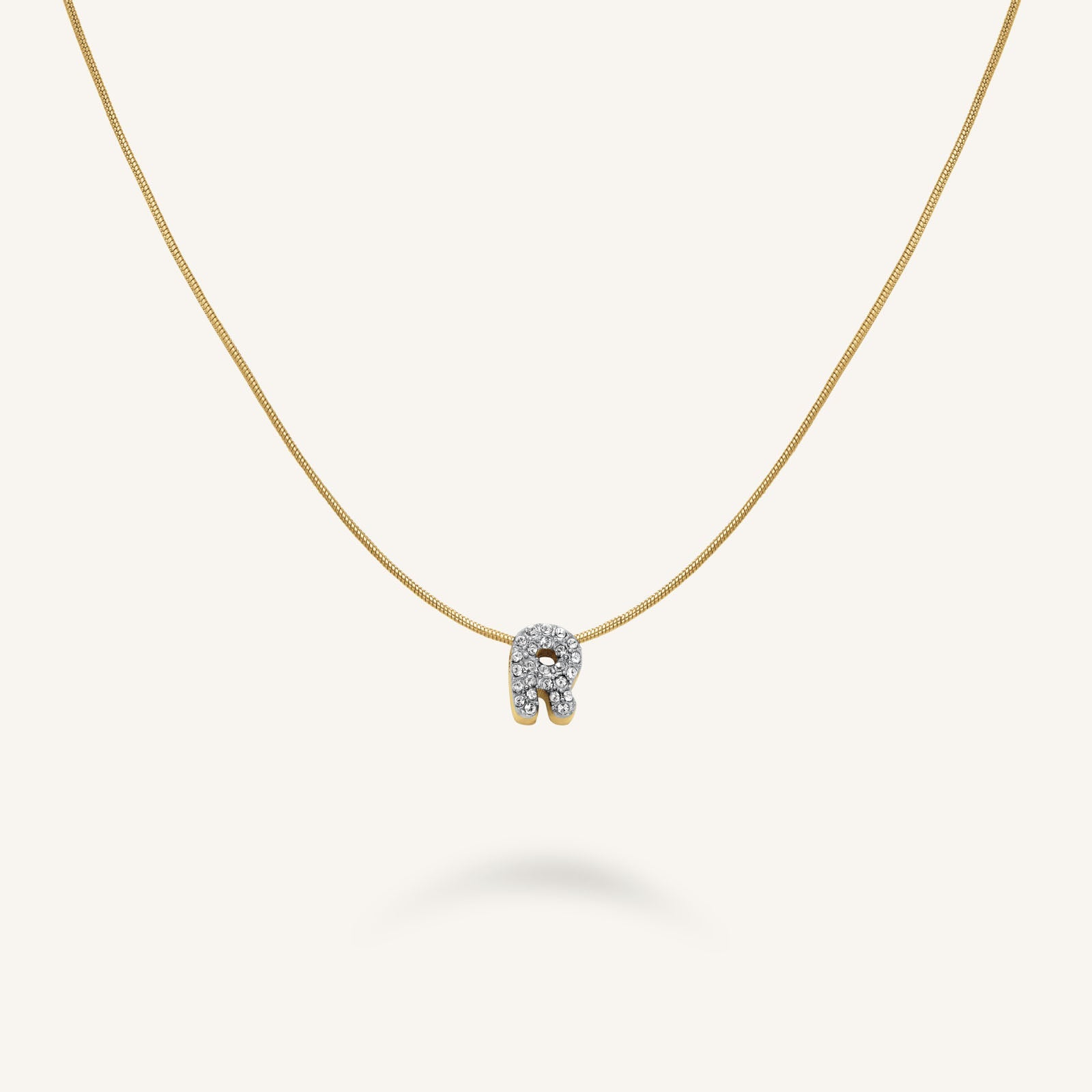 Collana lettera R in oro bianco 18k con diamanti | GV Collana lettera R in oro bianco 18k con diamanti | GV