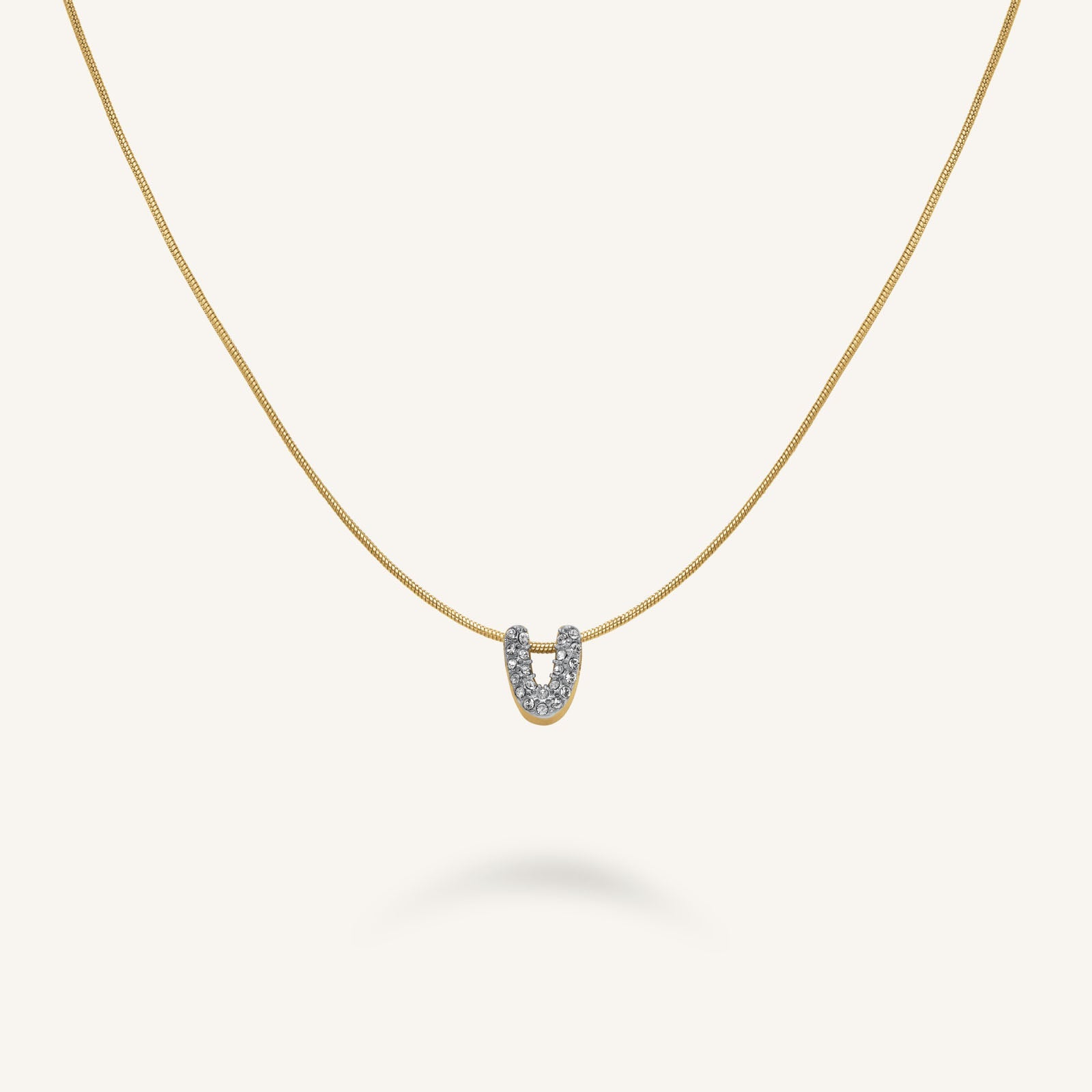 Collana lettera V in oro bianco 18k con diamanti, 1 cm | GV Collana lettera V in oro bianco 18k con diamanti, 1 cm | GV