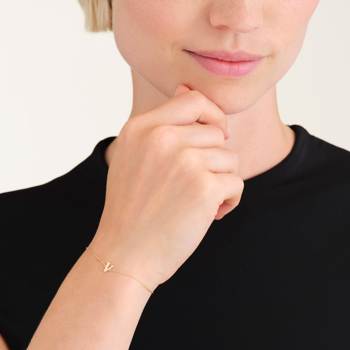 Initial Bracelet V leftcolumn