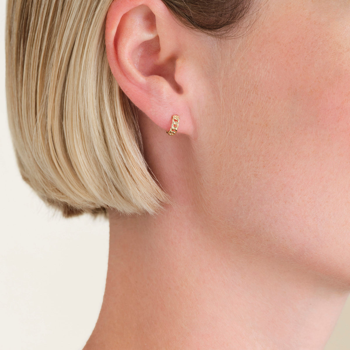 Chain Huggies leftcolumn