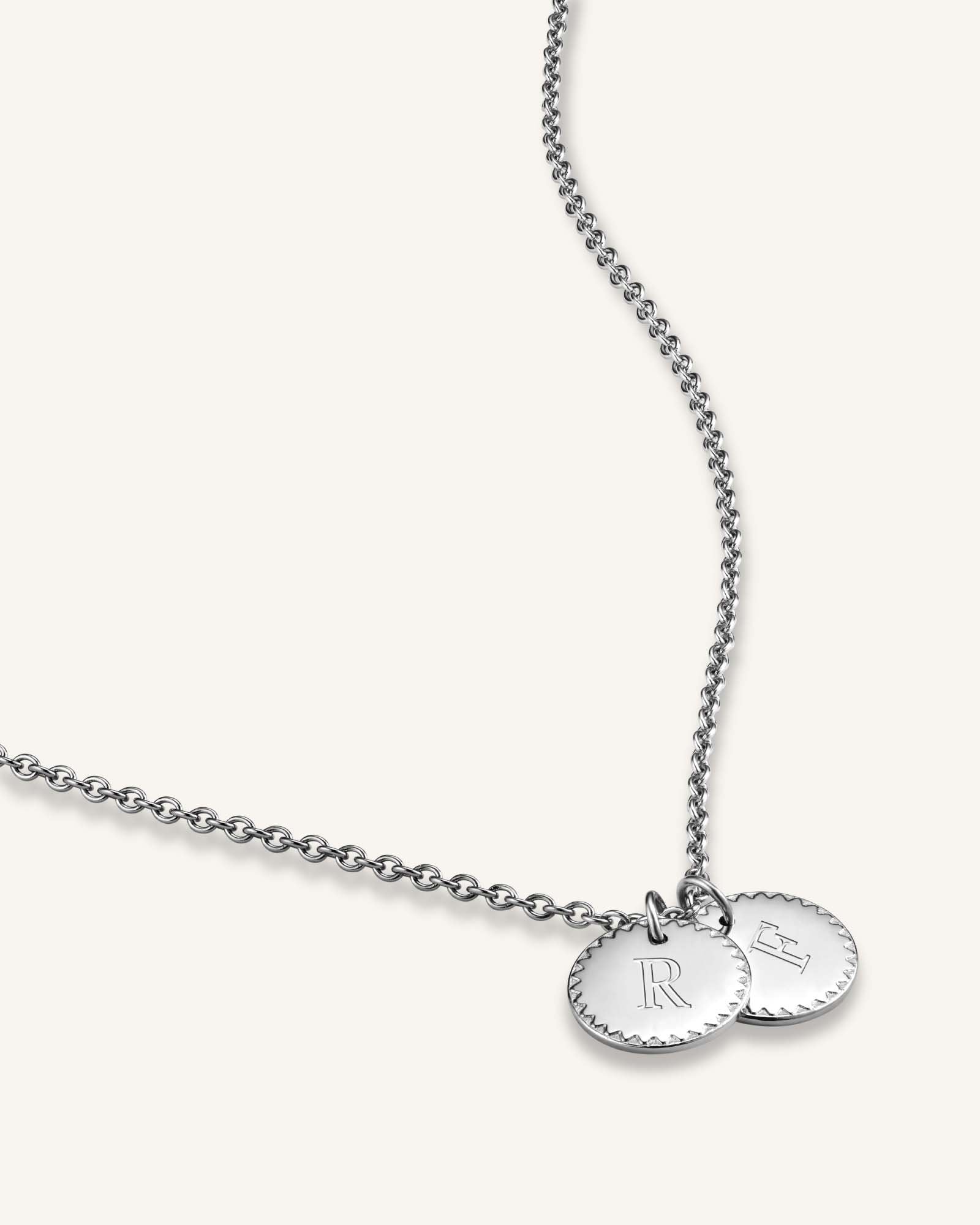 Iniziali per collane: ciondoli e charms da regalare | iO Donna Iniziali per collane: ciondoli e charms da regalare | iO Donna