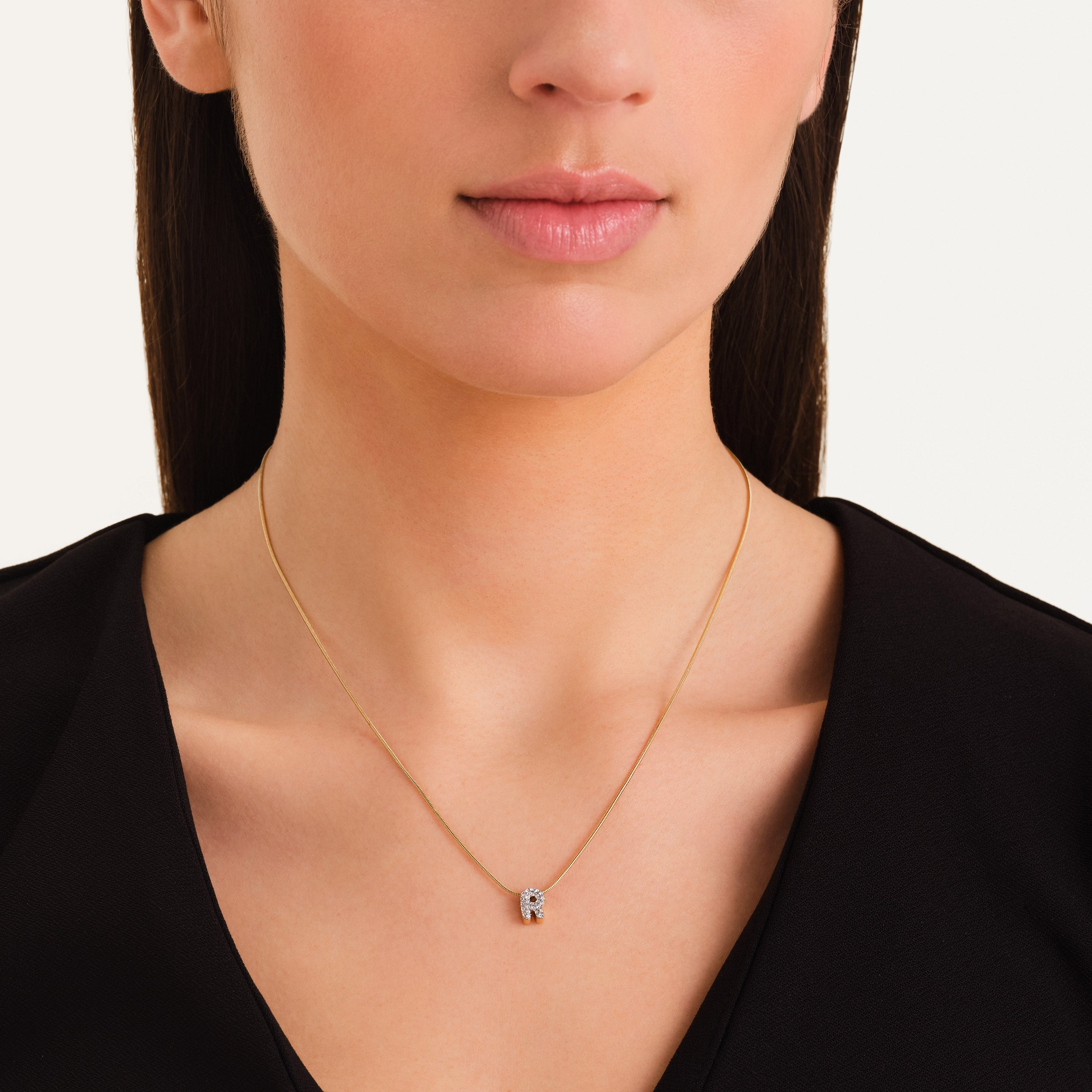 Collana lettera R in oro bianco 18k con diamanti, 0,80 cm | GV Collana lettera R in oro bianco 18k con diamanti, 0,80 cm | GV